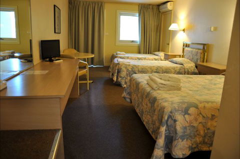 Alpine Inn - Tourism Noosa 3