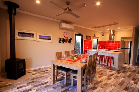 Coorong Cabins - Tourism Noosa 2