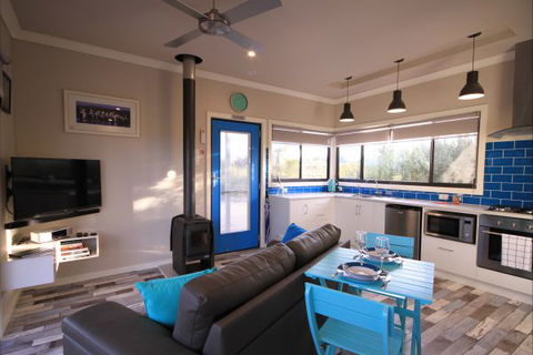 Coorong Cabins - Tourism Noosa 4