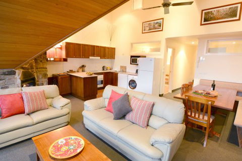 Falls Creek Country Club - Tourism Noosa 3