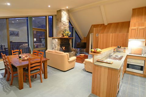 Falls Creek Country Club - Tourism Noosa 5
