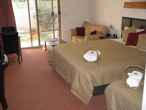 Golden Chain Wine Village Motor Inn - Tourism Noosa 1