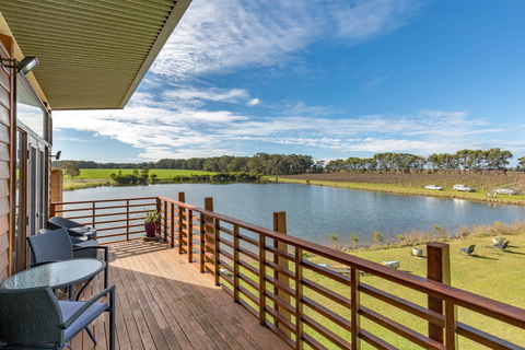Bettenay's Lakeside Chalets And Luxury Spa Apartment - Tourism Noosa 1