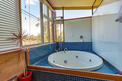 Bettenay's Lakeside Chalets And Luxury Spa Apartment - Tourism Noosa 3