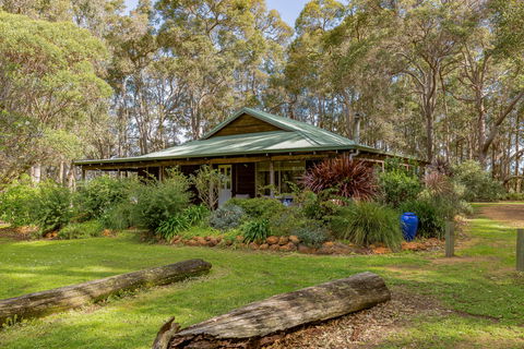 Bettenay's Lakeside Chalets And Luxury Spa Apartment - Tourism Noosa 4