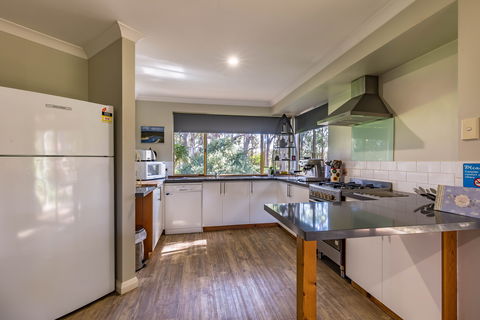 Bettenay's Lakeside Chalets And Luxury Spa Apartment - Tourism Noosa 5