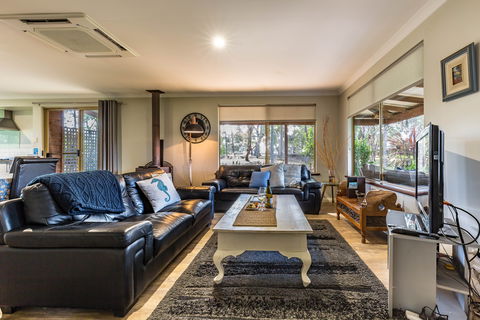 Bettenay's Lakeside Chalets And Luxury Spa Apartment - Tourism Noosa 6