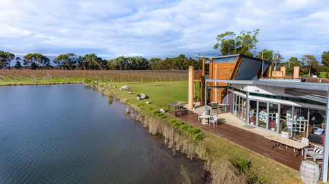 Bettenay's Lakeside Chalets And Luxury Spa Apartment - Tourism Noosa 7
