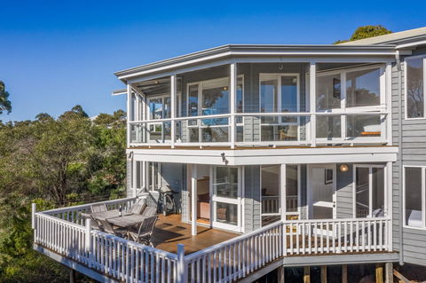 Eagle Heights - Tourism Noosa 0