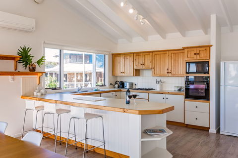 Eagle Heights - Tourism Noosa 1