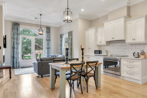 Grandview Accommodation - The Elm Tree Apartments - Tourism Noosa 5