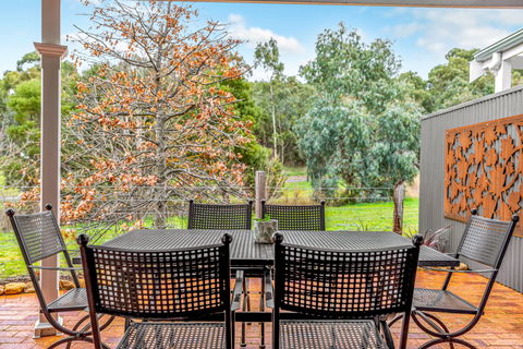 Grandview Accommodation - The Elm Tree Apartments - Tourism Noosa 9