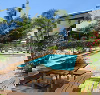 Lakes Waterfront Motel - Tourism Noosa