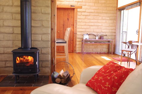 Lyrebird Cottages - Tourism Noosa 0