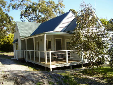 Hooked Inn Cottages - Tourism Noosa 0