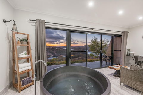 Eagle View Escape - Tourism Noosa 0