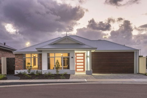 Fairway Lakeside - Tourism Noosa 0
