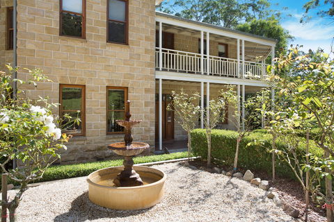 Le Chateau - Tourism Noosa 0