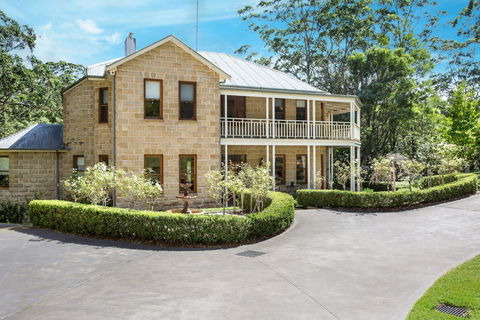 Le Chateau - Tourism Noosa 1
