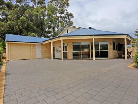 Falcon By The Bay - Tourism Noosa 1
