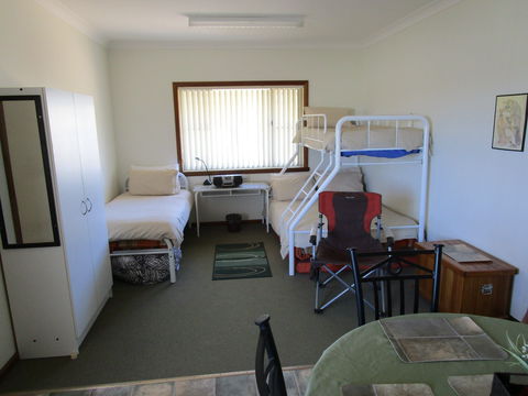 Caddy Shack Dunedoo - Tourism Noosa 2