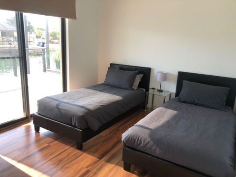 Port Bouvard Retreat - Large Family Friendly Canal Home With Private Jetty - Tourism Noosa 2