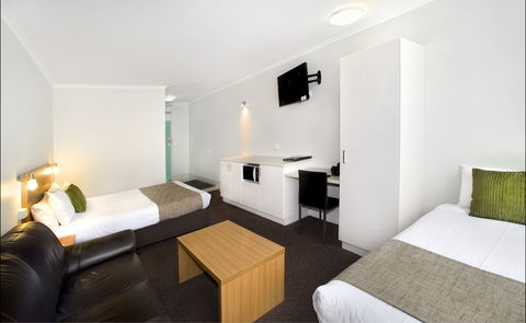 Admiralty Inn - Tourism Noosa 1