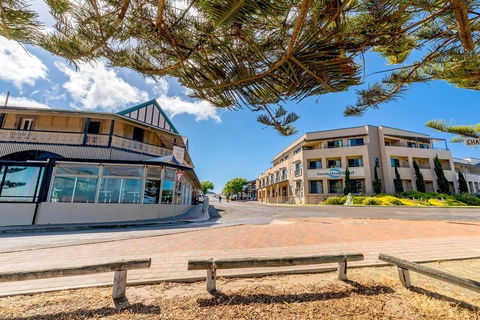 Aurora Ozone Hotel - Tourism Noosa 0