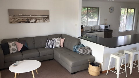 Catching Waves - Tourism Noosa 1