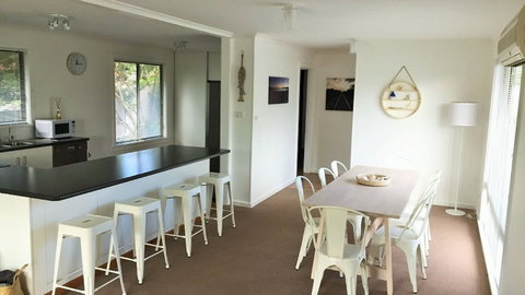 Catching Waves - Tourism Noosa 2