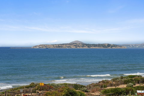 Chiton On The Rocks - Breathtaking Panoramic Coastal Views - Tourism Noosa 1