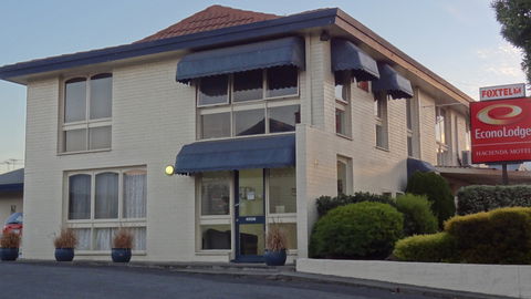 Econo Lodge Hacienda Motel - Tourism Noosa 0