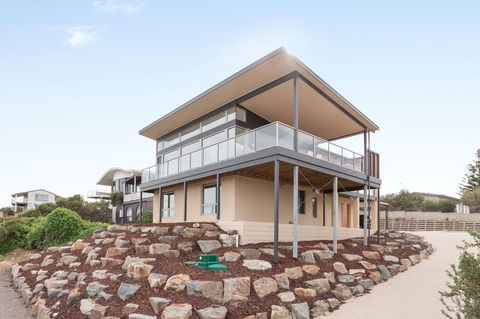 Neighbour Avenue - Tourism Noosa 0