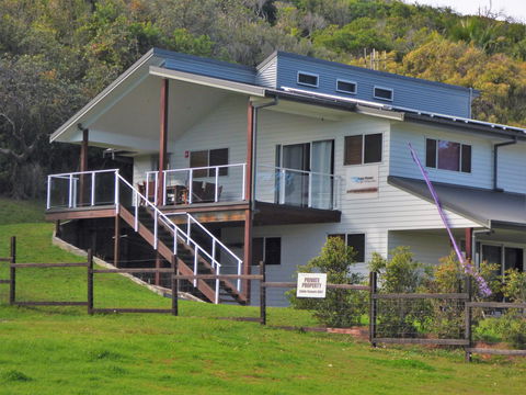 Point Plomer Holiday Cottages - Tourism Noosa 0