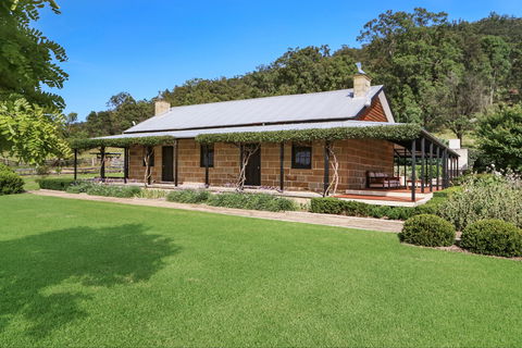 The Glen - Tourism Noosa 0
