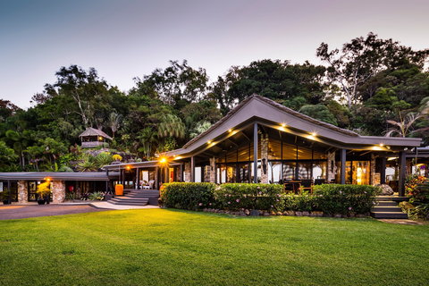 Trinity Beach Palace - Tourism Noosa 1