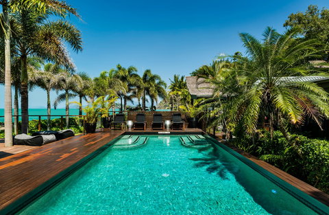 Trinity Beach Palace - Tourism Noosa 2