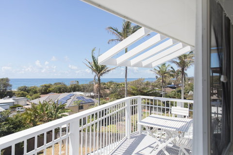 White Beach Cottage - The Perfect Beach Getaway - Tourism Noosa 1