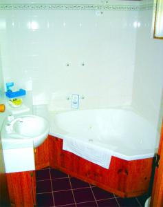 Aristocrat Waurnvale Motel - Tourism Noosa 3