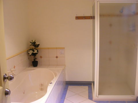 Belfast Cottages - Tourism Noosa 5