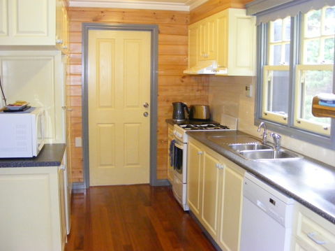 Belfast Cottages - Tourism Noosa 8