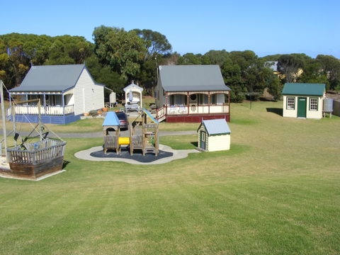 Belfast Cottages - Tourism Noosa 9