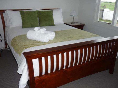 Calgary House & Cottage Accommodation - Tourism Noosa 4