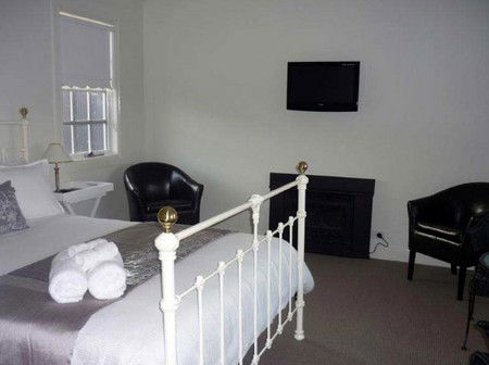 Calgary House & Cottage Accommodation - Tourism Noosa 5