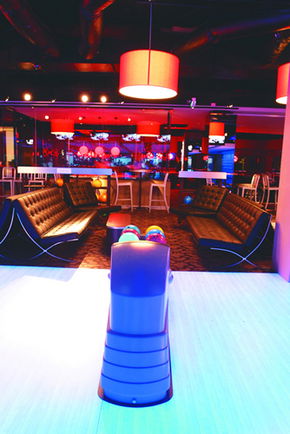 Strike Bowling Bar - Chapel - Tourism Noosa 3