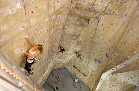 Cliffhanger Climbing Gym - Tourism Noosa 3