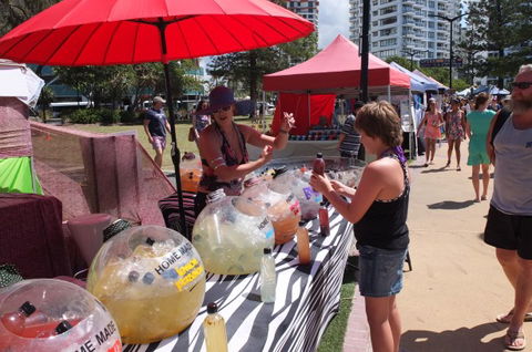 Broadbeach Beachfront Markets - Tourism Noosa 4