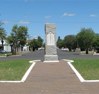War Memorial and Heroes Avenue - Tourism Noosa