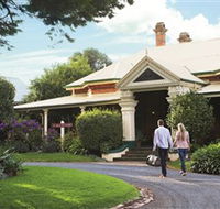 Historical Walk Through Russell Street - Tourism Noosa