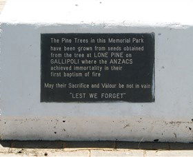 War Memorial And Heroes Avenue, Roma - Tourism Noosa 1